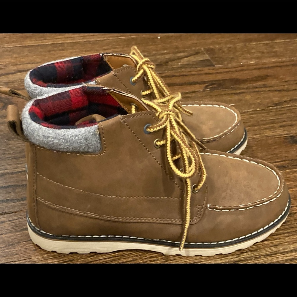 🟢2/$15 Cat & Jack Boots, size 3.
